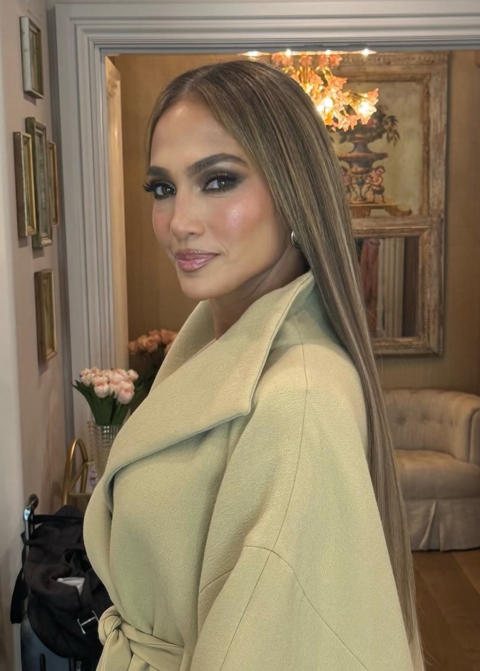 صبغات الشعر البني بتدرجات العسلي المتموج من وحي Jennifer Lopez