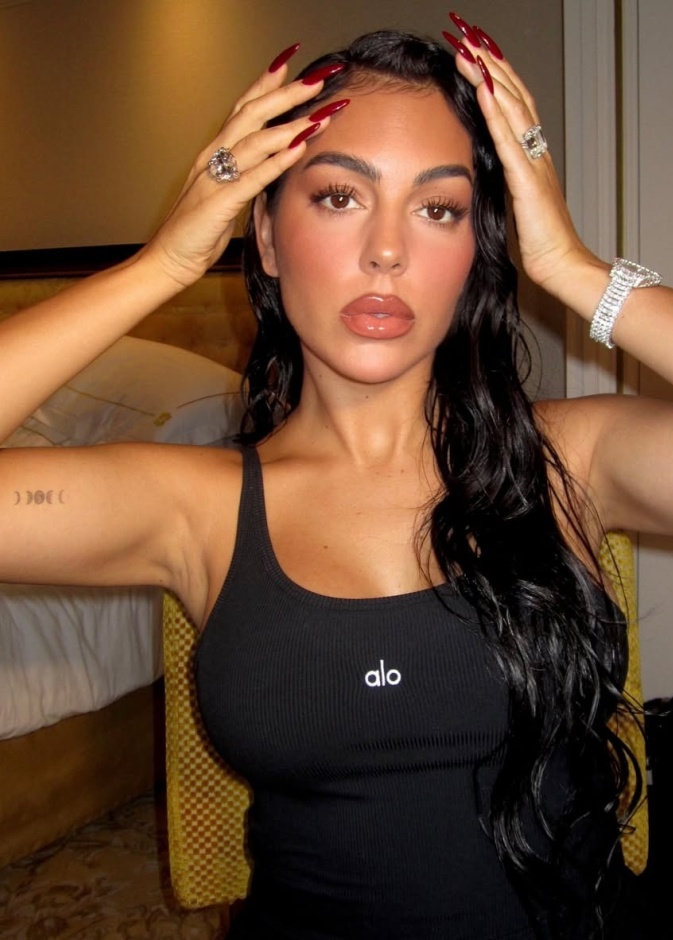 صورة لجورجينا رودريغز من حسابها على إنستاغرام