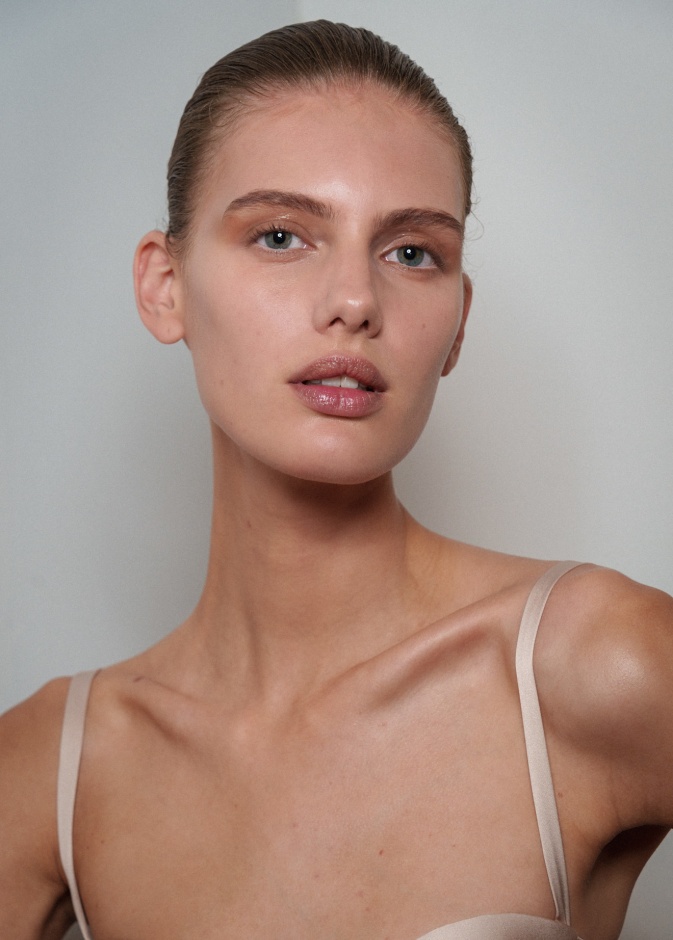 كريمات محيطة بالعيون لتفتيح البشرة من وحي Ashi Studio