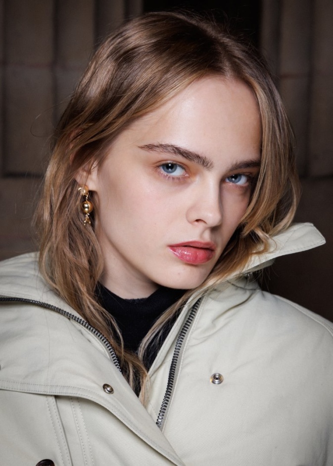 كيف يمكن تكثيف الحواجب والرموش بطرق طبيعية؟