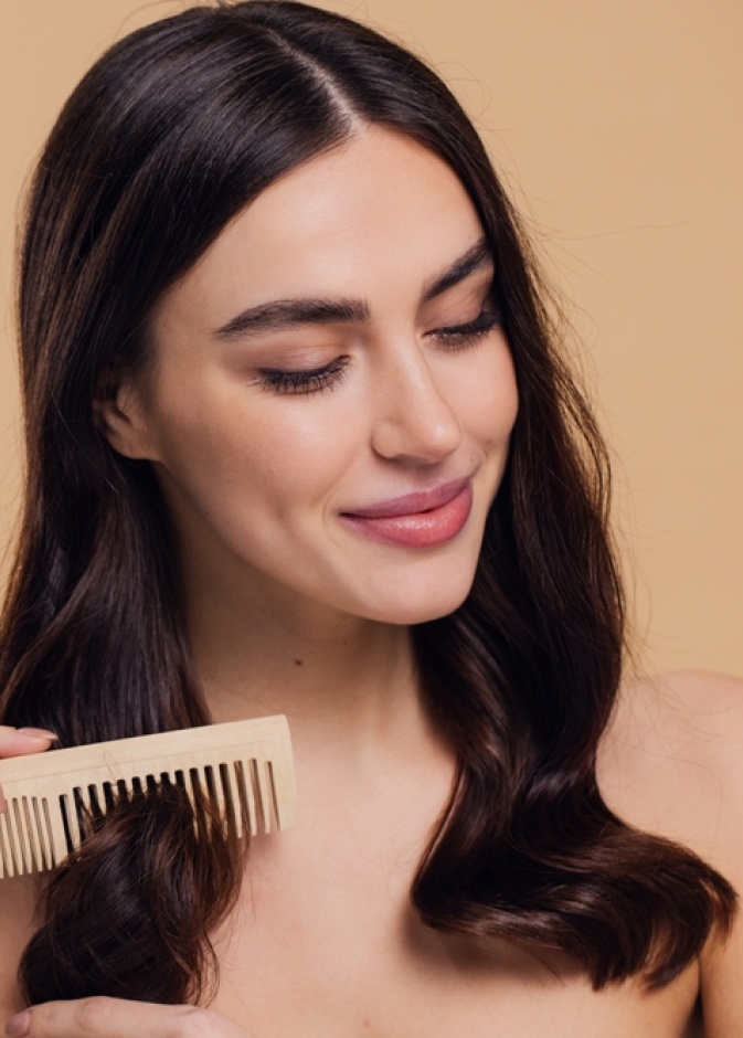 تمشيط الشعر الرطب.. صحيح أم خطأ؟