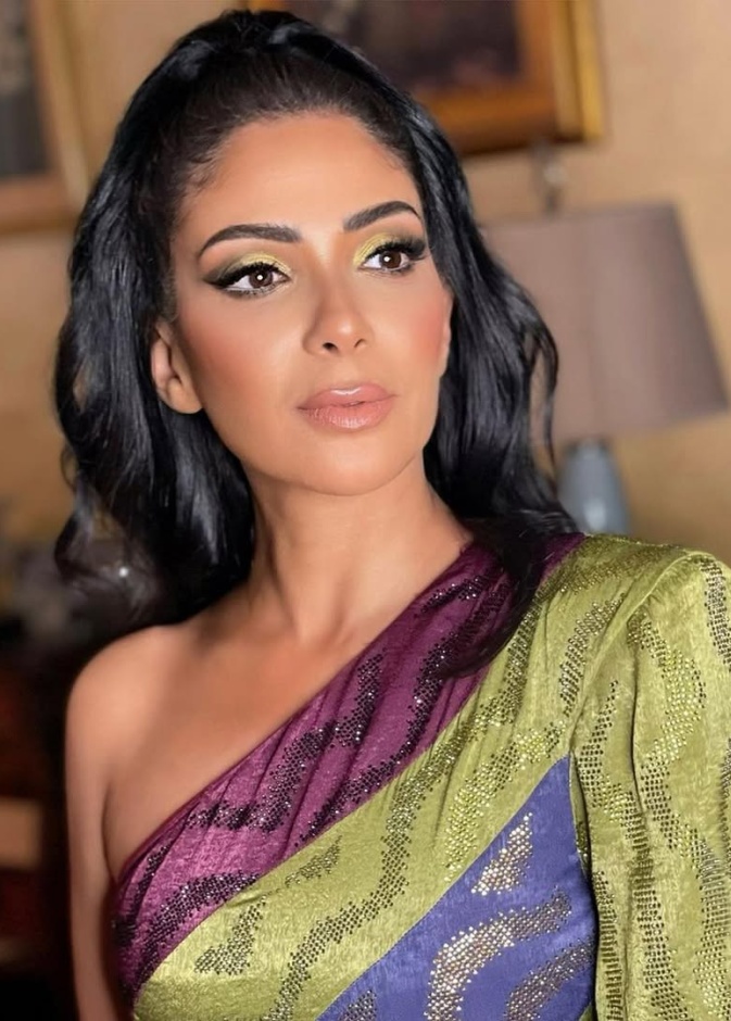 منى زكي تكشف سر إشراقة بشرتها: ماء الأرز، لبان الذكر وتمارين يوغا الوجه