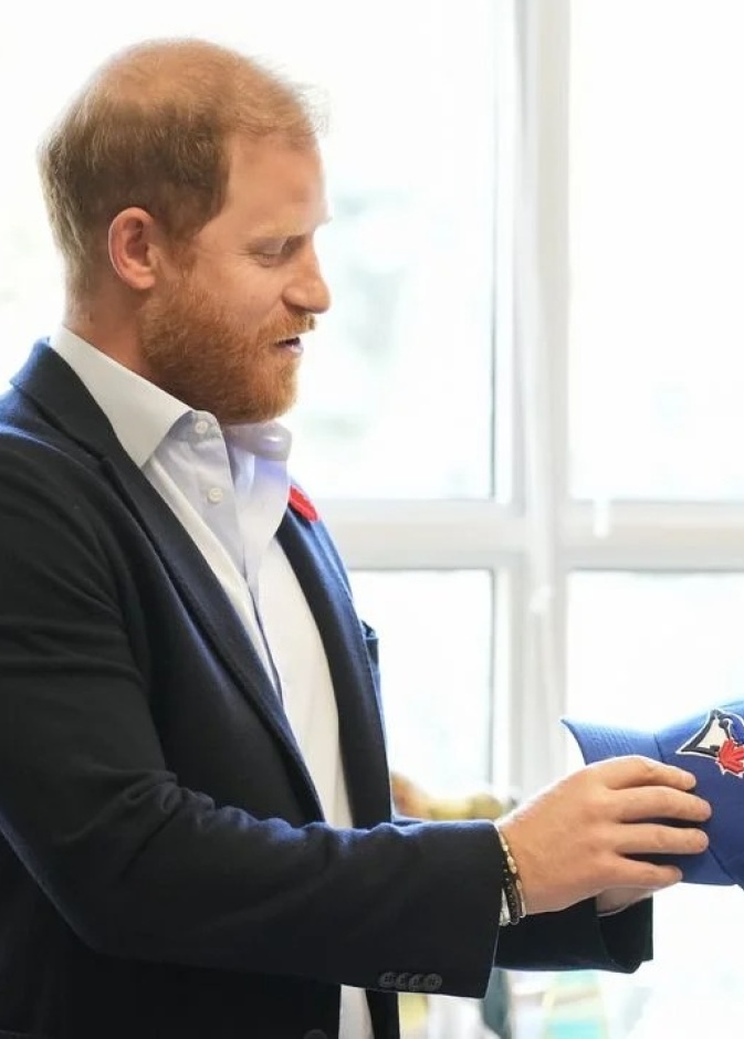 الأمير هاري يكشف سر اعتماره للقبعات مؤخرًا