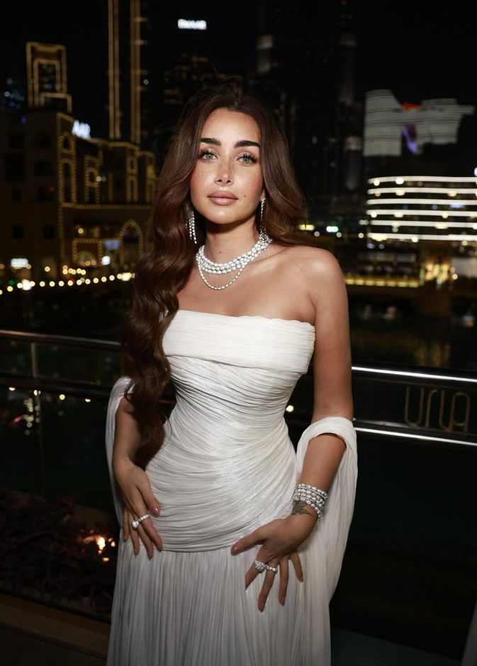 هنا الزاهد بالفستان الأبيض في دبي