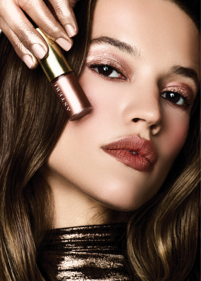 إصدارات جمالية تسرق الأنظار: من التوهج الطبيعي إلى الشفاه الجريئة