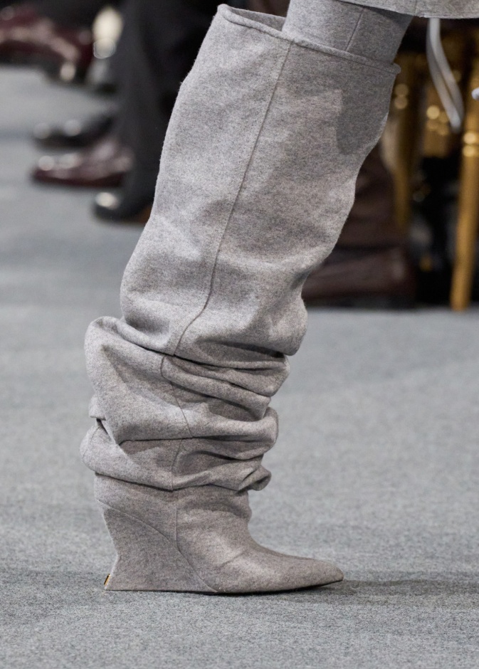  بوت رمادي بساق مجعد مترهل من Balmain