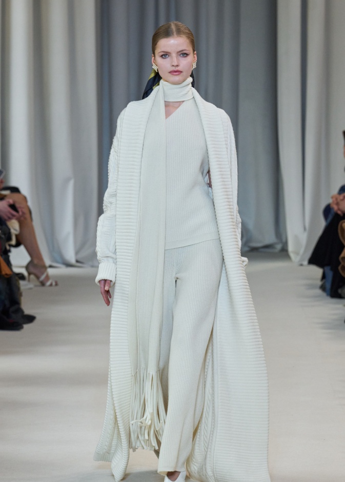 تنسيق اللّون الأبيض بأسلوب Laura Biagiotti