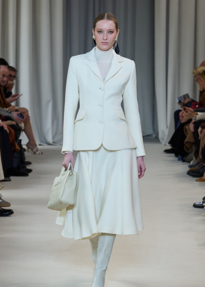 تنسيق التنورة الميدي  بأسلوب Laura Biagiotti