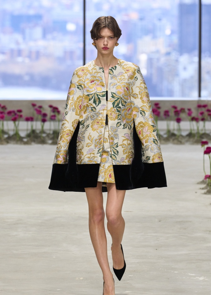  كاب مطرز فخم من Carolina Herrera