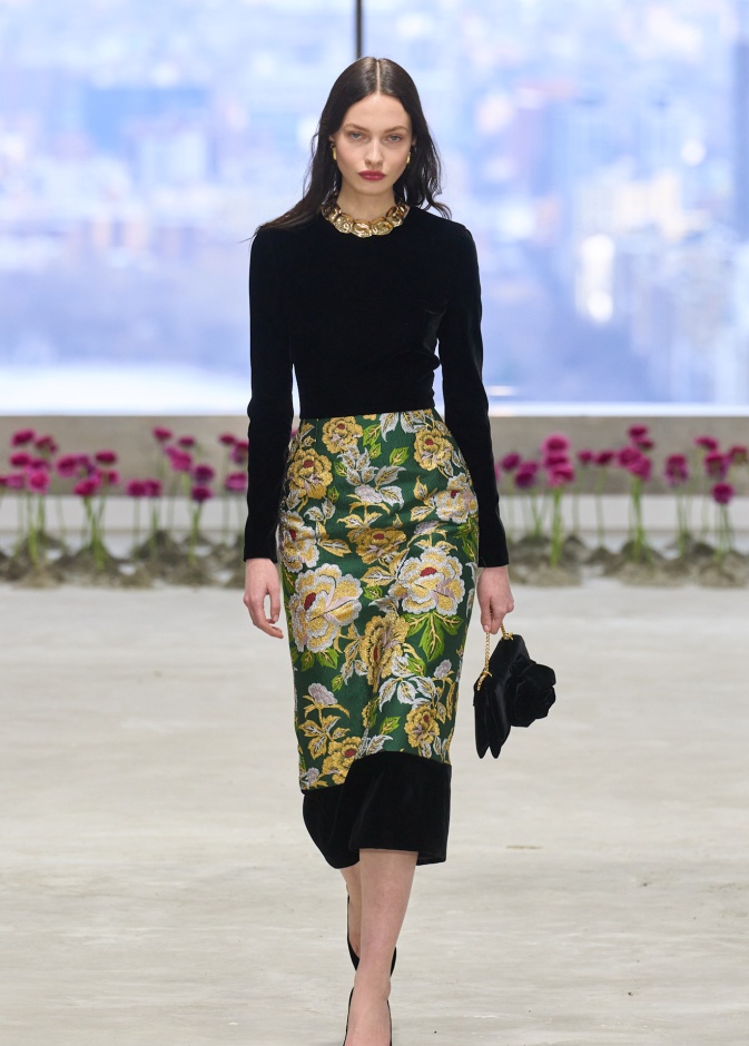 موضة التنانير المطبعة بالورود تفرض أناقتها في الشتاء