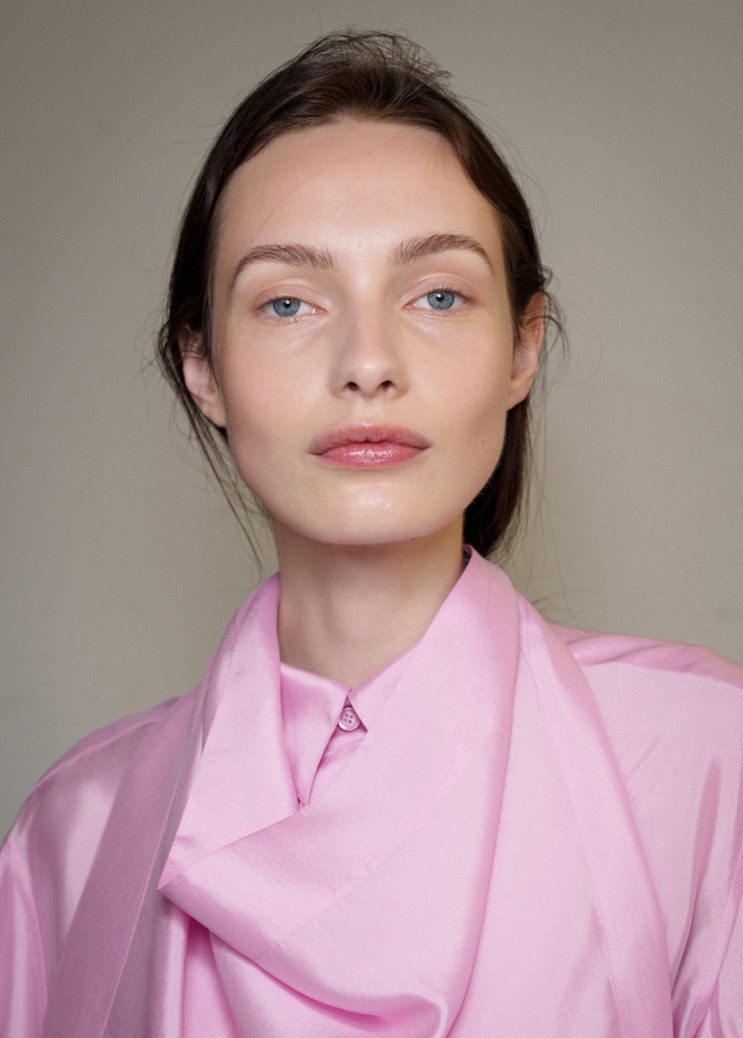 تنظيف البشرة العميق في المنزل... هل يغني عن جلسات العيادة؟