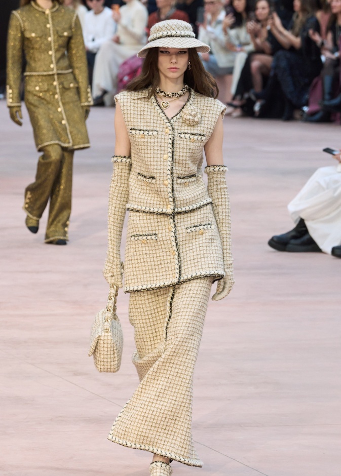 نقشة المربعات بإطلالة كلاسيكية من Chanel 