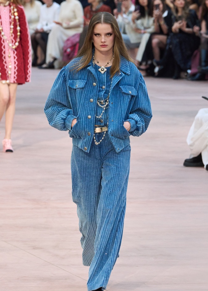 أفكار غير تقليدية لاختيار جاكيتات الدينيم في موسم الشتاء