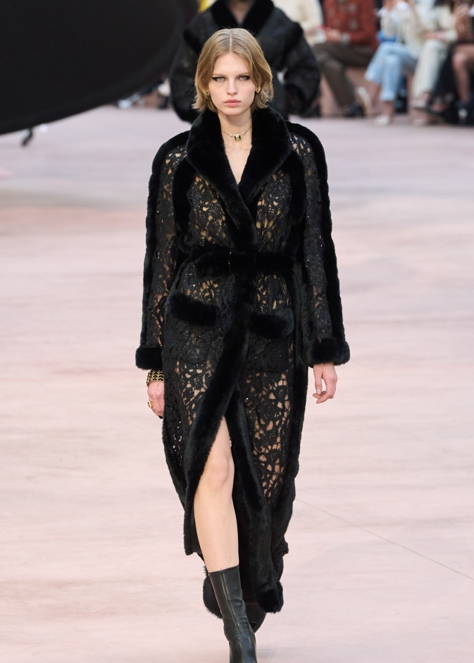 قماش الدانتيل يُعيد الفخامة والأنوقة للموضة في خريف 2025