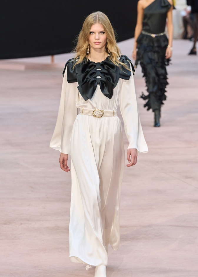 الشرائط في شتاء 2025 تربط عالم الموضة بالأنوثة المطلقة 