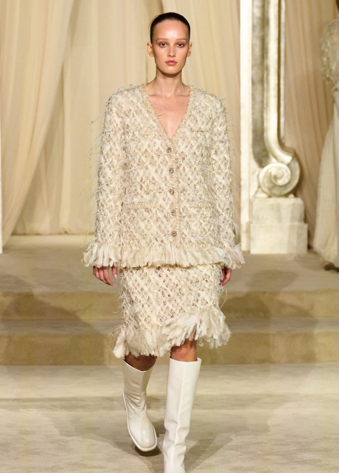 أخطفي الأضواء بموضة جاكيتات البيج الفاتحة هذا الشتاء