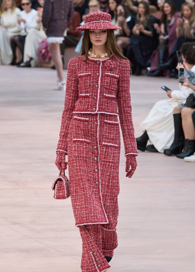 تنسيق قماش التويد في بدلة شتوية من Chanel 