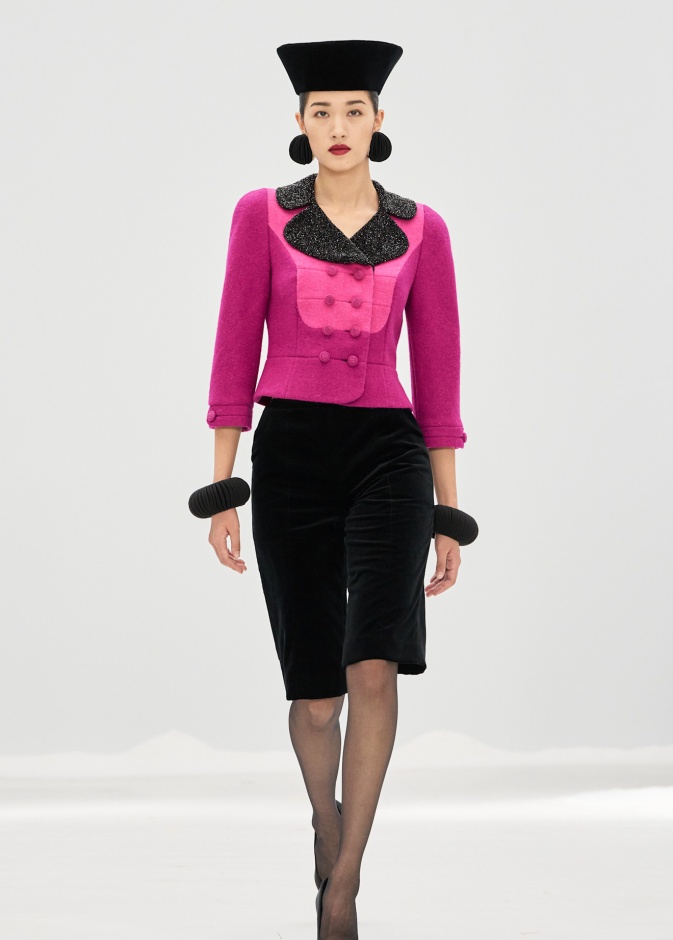 موضة البرمودا الأسود أناقة تضاهى دفء الشتاء