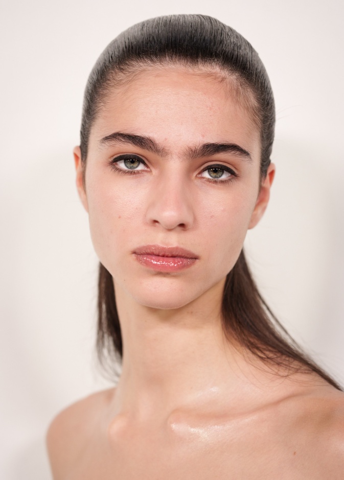 طرق طبيعية فعالة لتفتيح الشفاه وتوريدها