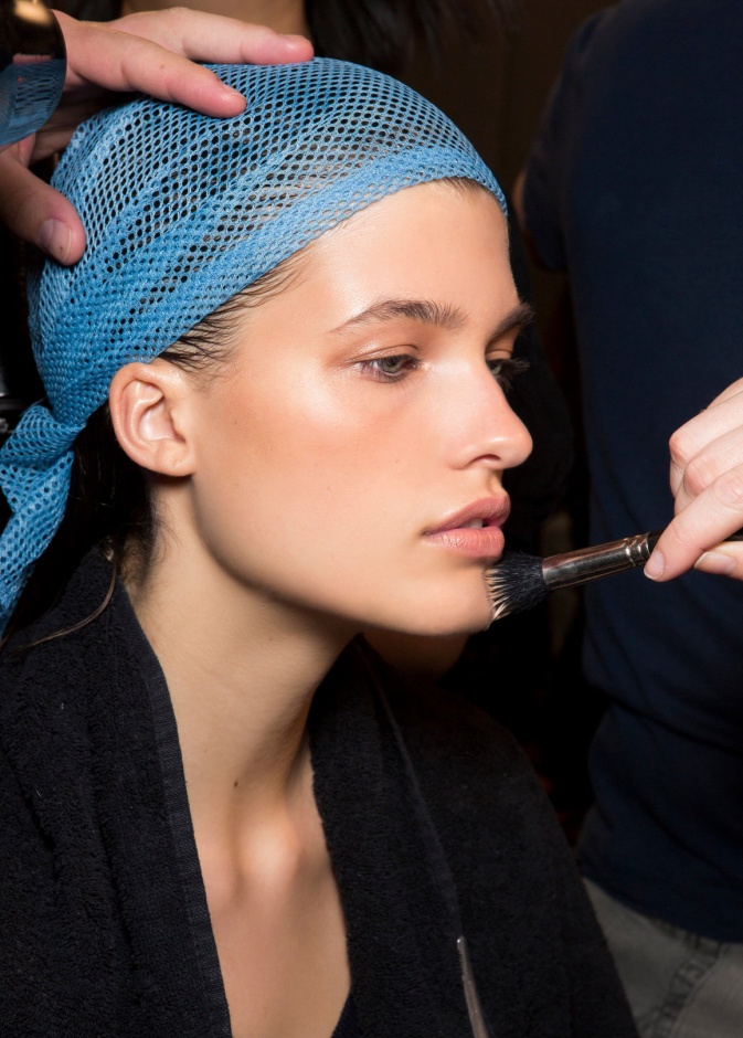 لماذا يتحول محدد الشفاه والبرونزر إلى اللون البرتقالي على بشرتك؟ إليك الحلّ!