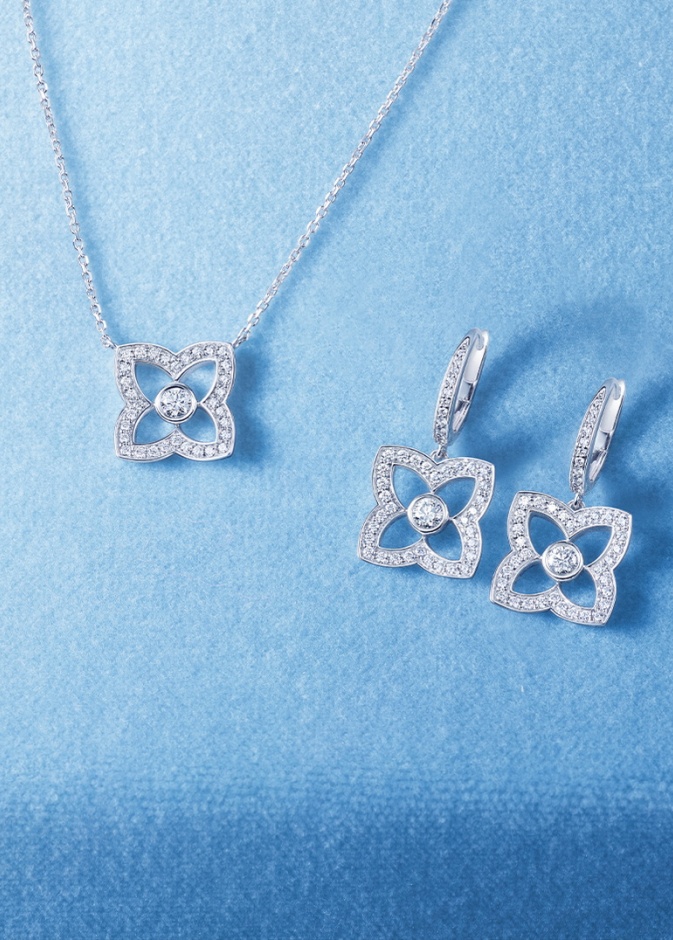 De Beers Enchanted Lotus Pendant in White Gold &Enchanted Lotus Sleepers in White Gold