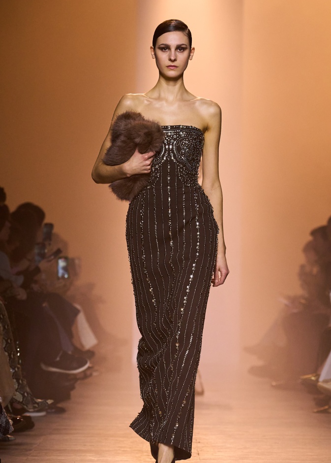 من مجموعة "إيلي صعب" Elie Saab لخريف وشتاء 2025 