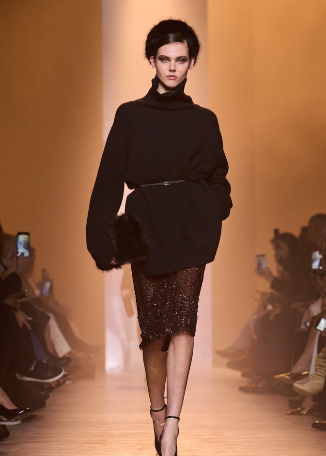 إطلالة بالأسود مع البني من Elie Saab