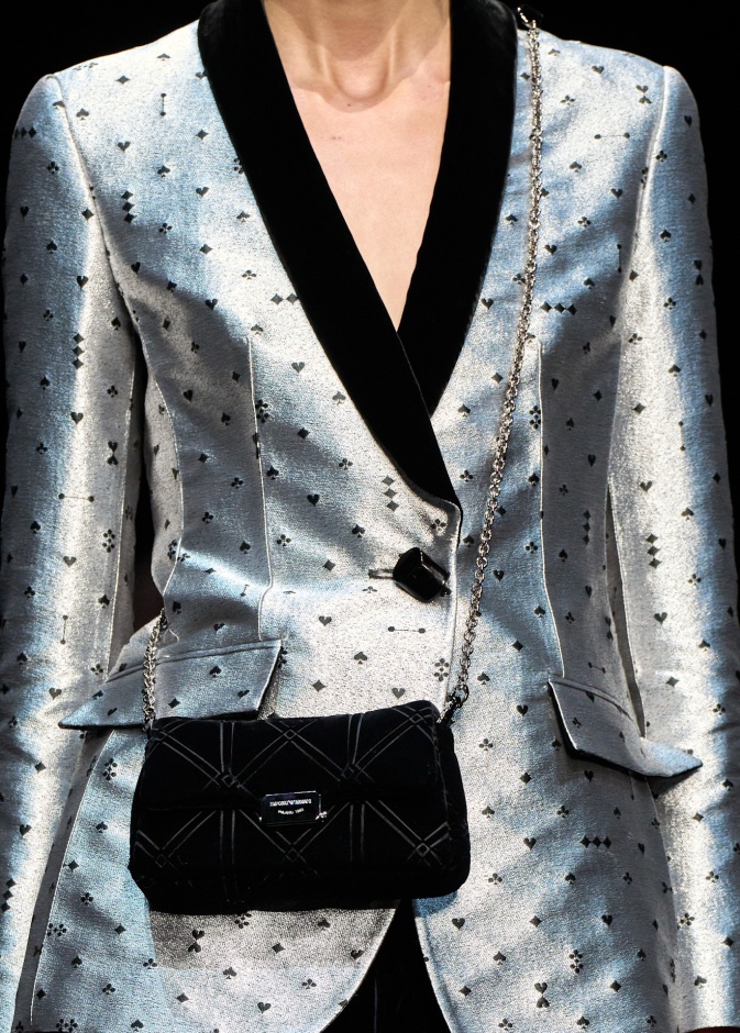  حقيبة من المخمل لإطلالة السهرات من Emporio Armani