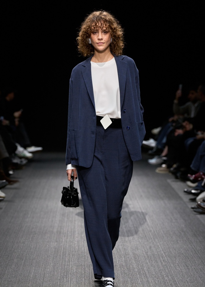 التيشيرت الأبيض بتنسيق من Emporio Armani