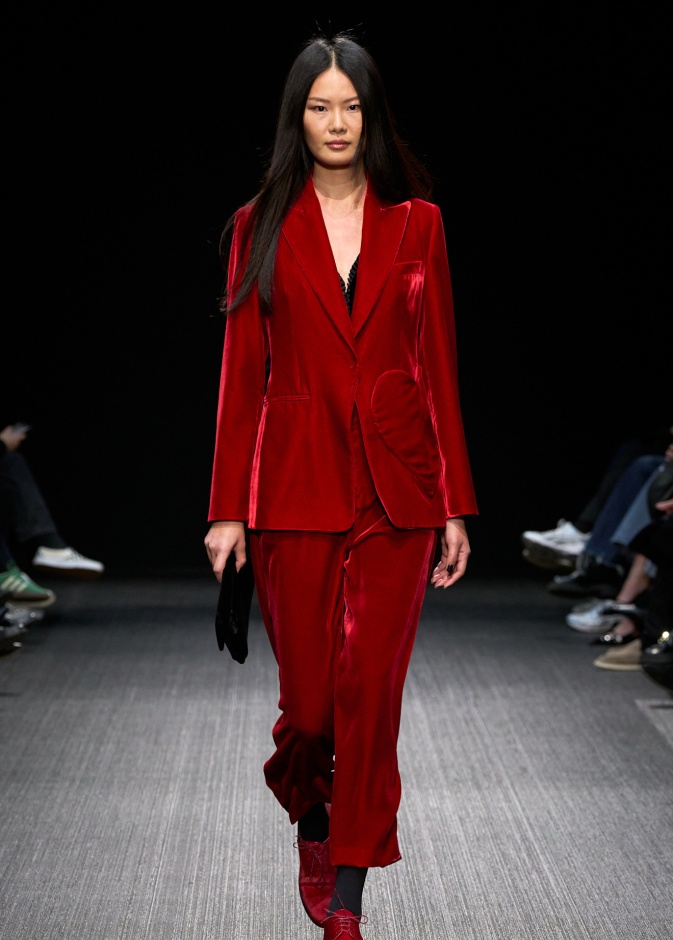 تنسيق اللّون الأحمر بأسلوب Emporio Armani