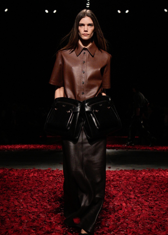 تنورة جلد طويلة مع قميص جلدي من Ferragamo 