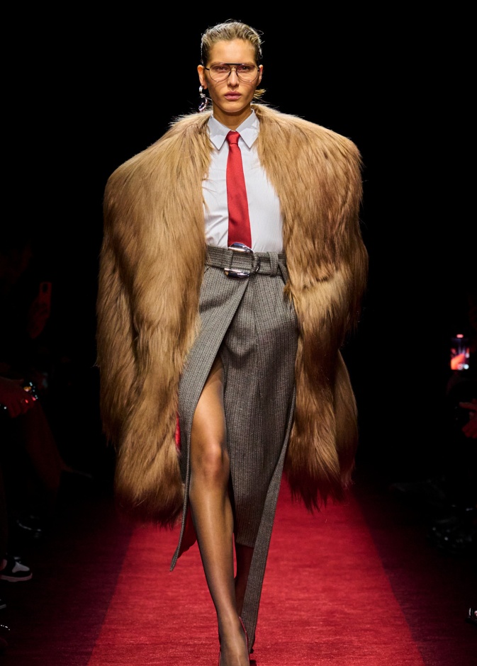 صيحة القميص لشتاء 2025 باللّون الأبيض من Ferrari