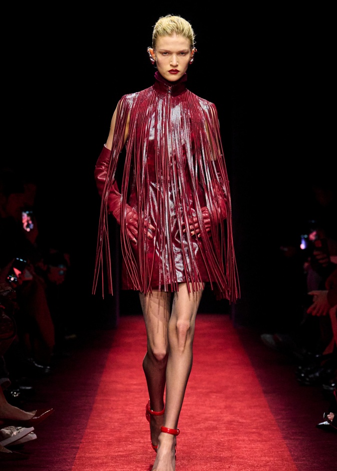 تنسيق إطلالة مونوكروم باللّون الأحمر من Ferrari