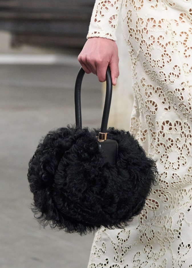 حقائب الفرو تعود إلى الواجهة في شتاء 2025