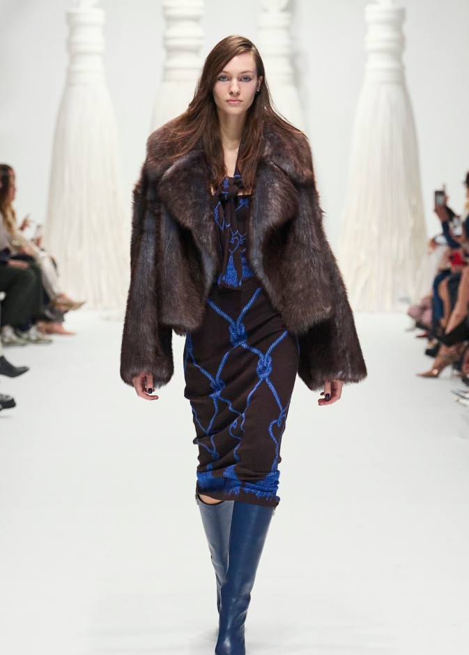 إطلالة مميّزة من Genny باللّونين الأزرق مع البني 