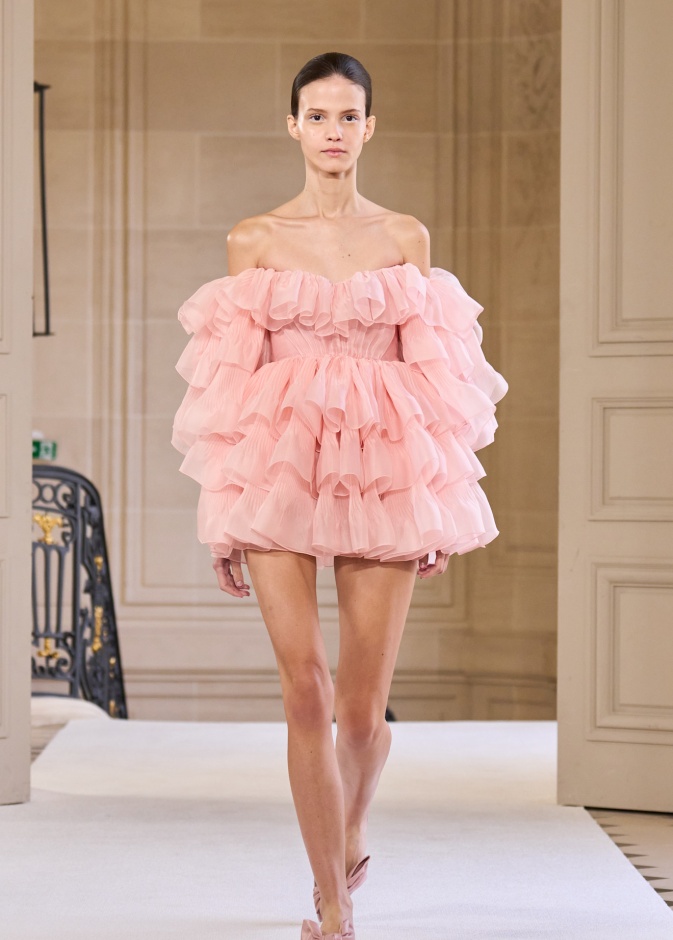 فستان كشكش زهري من Giambattista Valli 