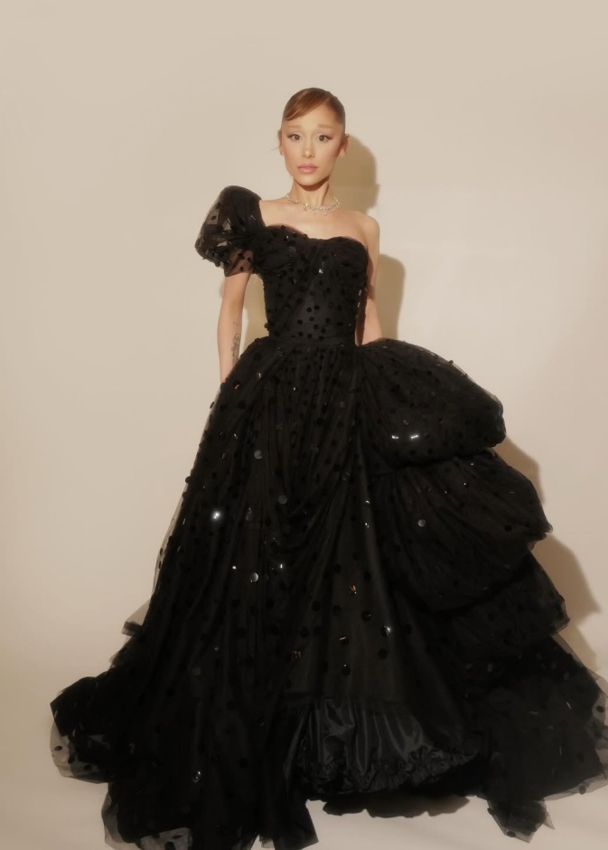 أريانا غراندي بفستان أرشيفي من تصميم "غيلبرت أدريان" Gilbert Adrian