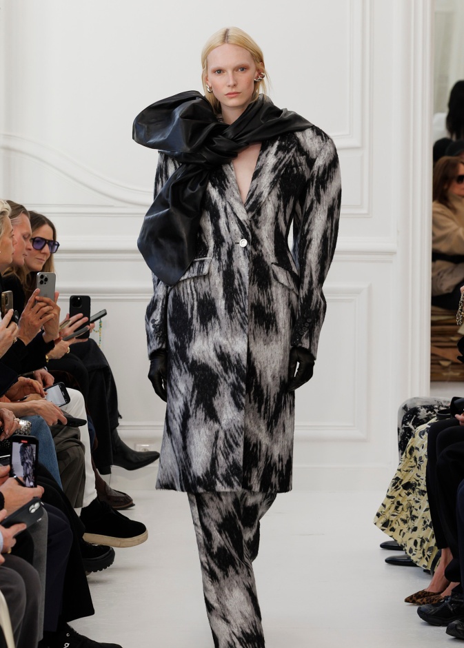 صيحة الأوشحة لشتاء 2025 بأسلوب Givenchy