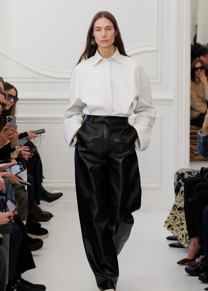 الأناقة اليومية ترتبط بموضة القميص الأبيض المتجدد