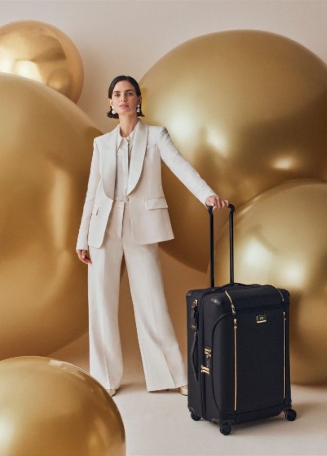  TUMI تدعوكم إلى "إهداء البهجة" في موسم الأعياد هذا العام