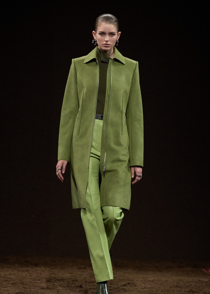 Hermes تدرجات قوية من اللون الأخضر في إطلالة من