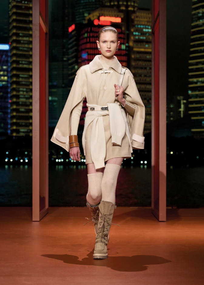 كنزة صوفية باللون العاجي مربوطة عند الخصر من Hermes