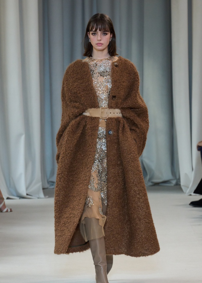 المعاطف الصوف بارزة هذا الخريف بألوان وقصات تليق بكافة المناسبات