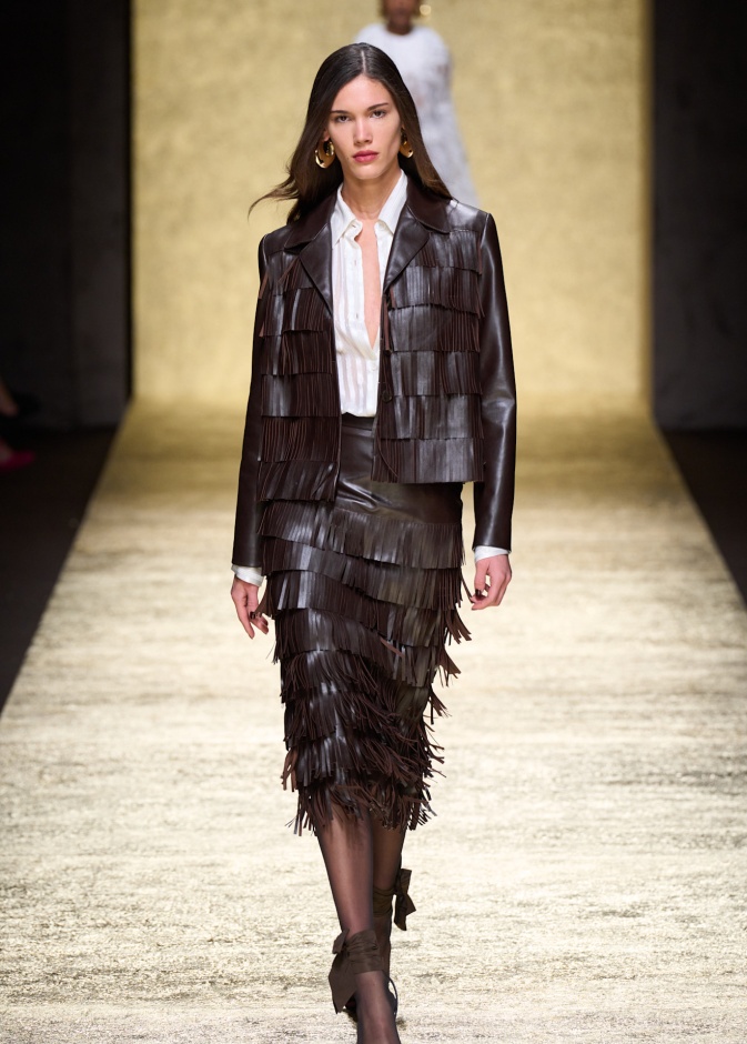 موضة الجاكيت مع الشراريب بأسلوب غير تقليدي في الشتاء