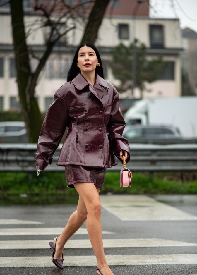 إطلالة بقماش الجلد