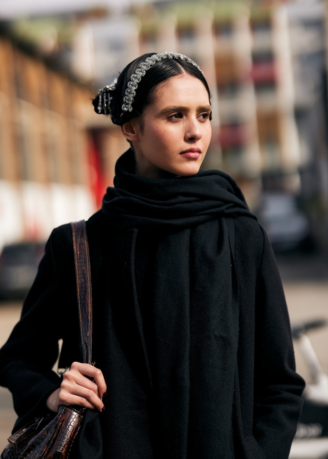 أكسسوارات الرأس في إطلالة من street style