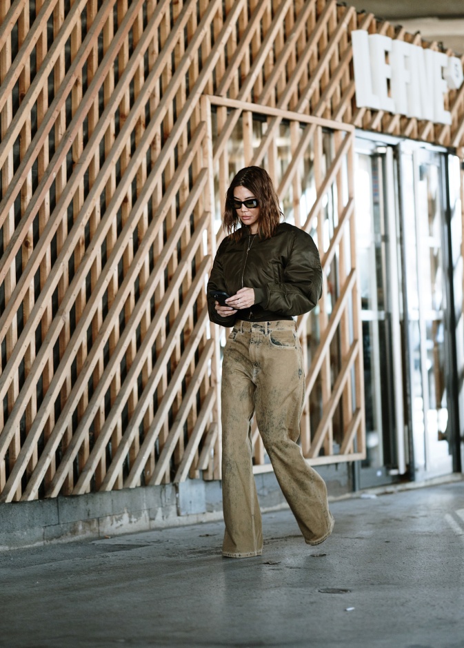 الـBomber جاكيت في إطلالة من Street style