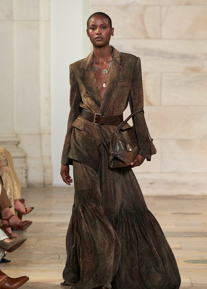 تنسيق التنورة الطويلة بأسلوب Ralph Lauren