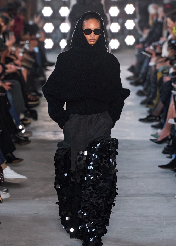 أبرز 4 طرق لتنسيق الـSweater مع السروال بأسلوب Sacai