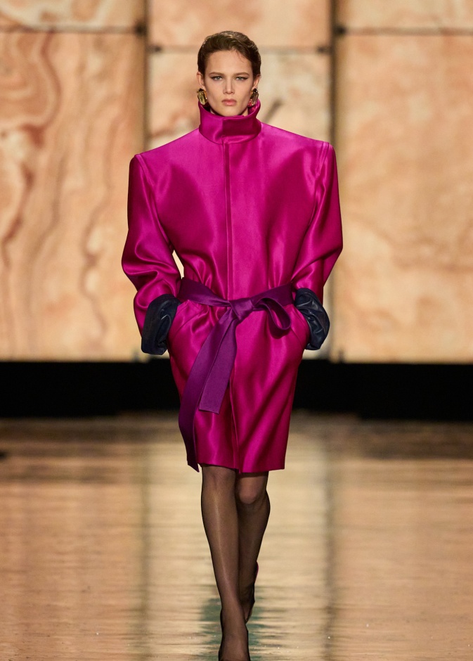 صيحة الساتان في شتاء 2025 بأسلوب Saint Laurent